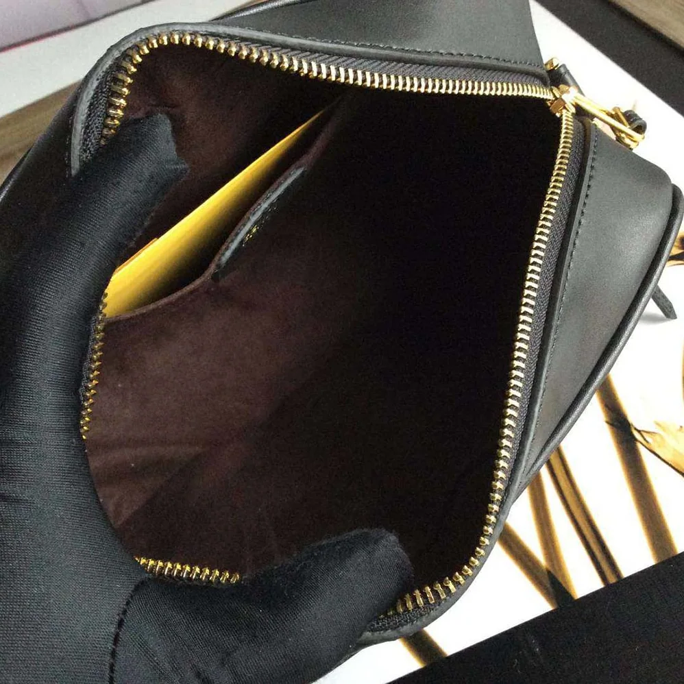 Fendi Mini Camera Case Leather Bag for Women in Black Fendi Mini Camera Case Leather Bag for Women in Black