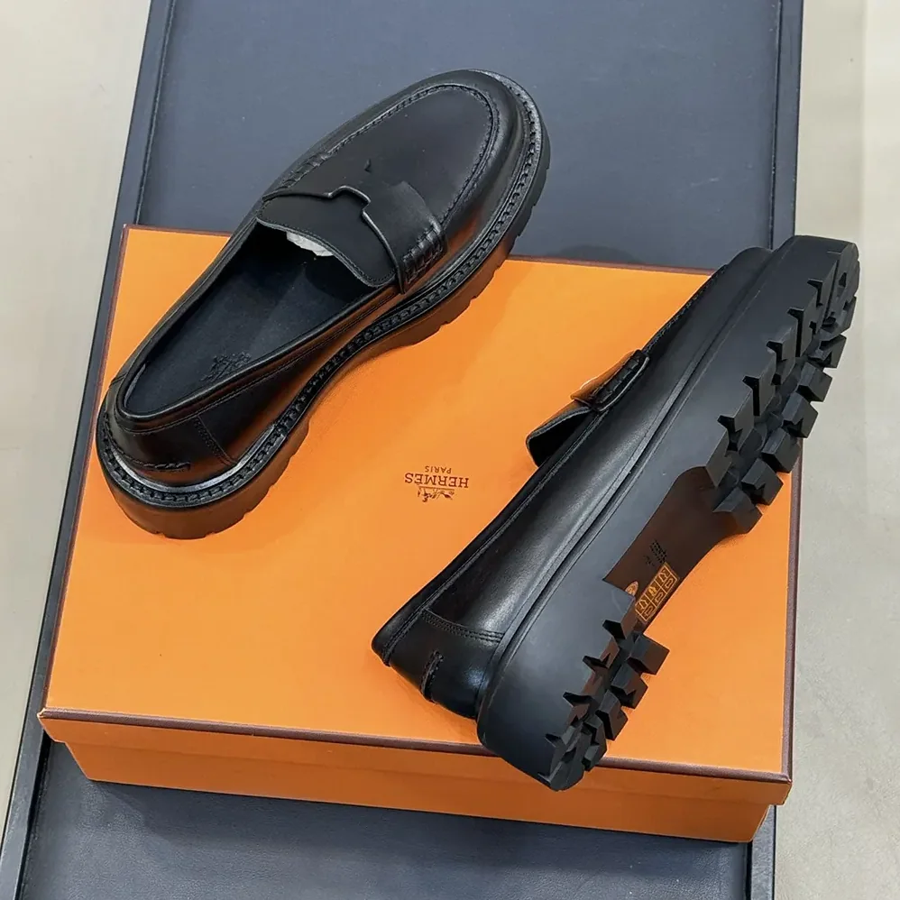 Hermes Klement Loafer in Calfskin for Women in Black Hermes Klement Loafer in Calfskin for Women in Black