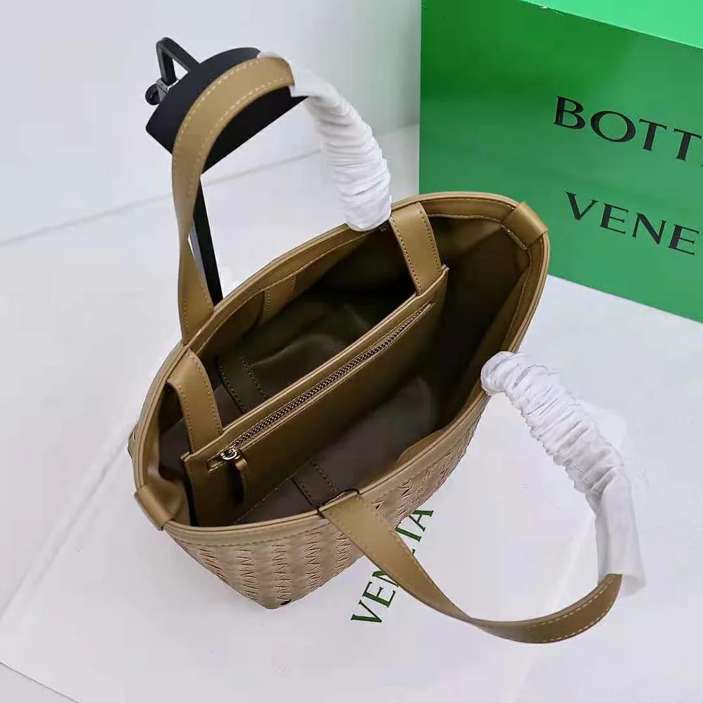 Bottega Veneta Small Flip Flap in Lambskin Leather for Women in Brown Bottega Veneta Small Flip Flap in Lambskin Leather for Women in Brown