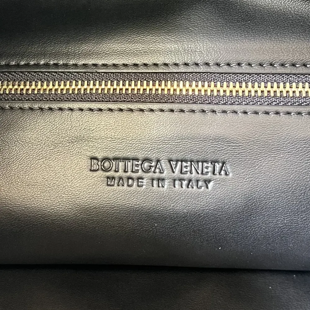 Bottega Veneta Large Hop Shoulder Bag in Calf Leather for Women in Black