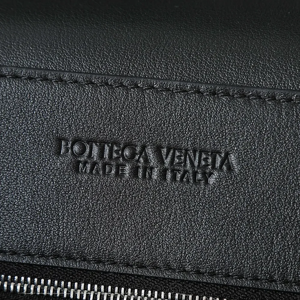 Bottega Veneta Small Andiamo Messenger for Unisex in Black Bottega Veneta Small Andiamo Messenger for Unisex in Black
