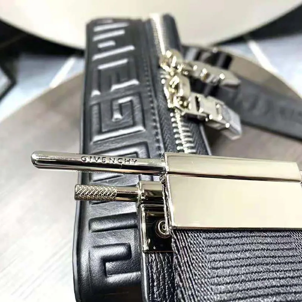 Givenchy Antigona U Camera Bag in 4g Leather for Women in Black Givenchy Antigona U Camera Bag in 4g Leather for Women in Black