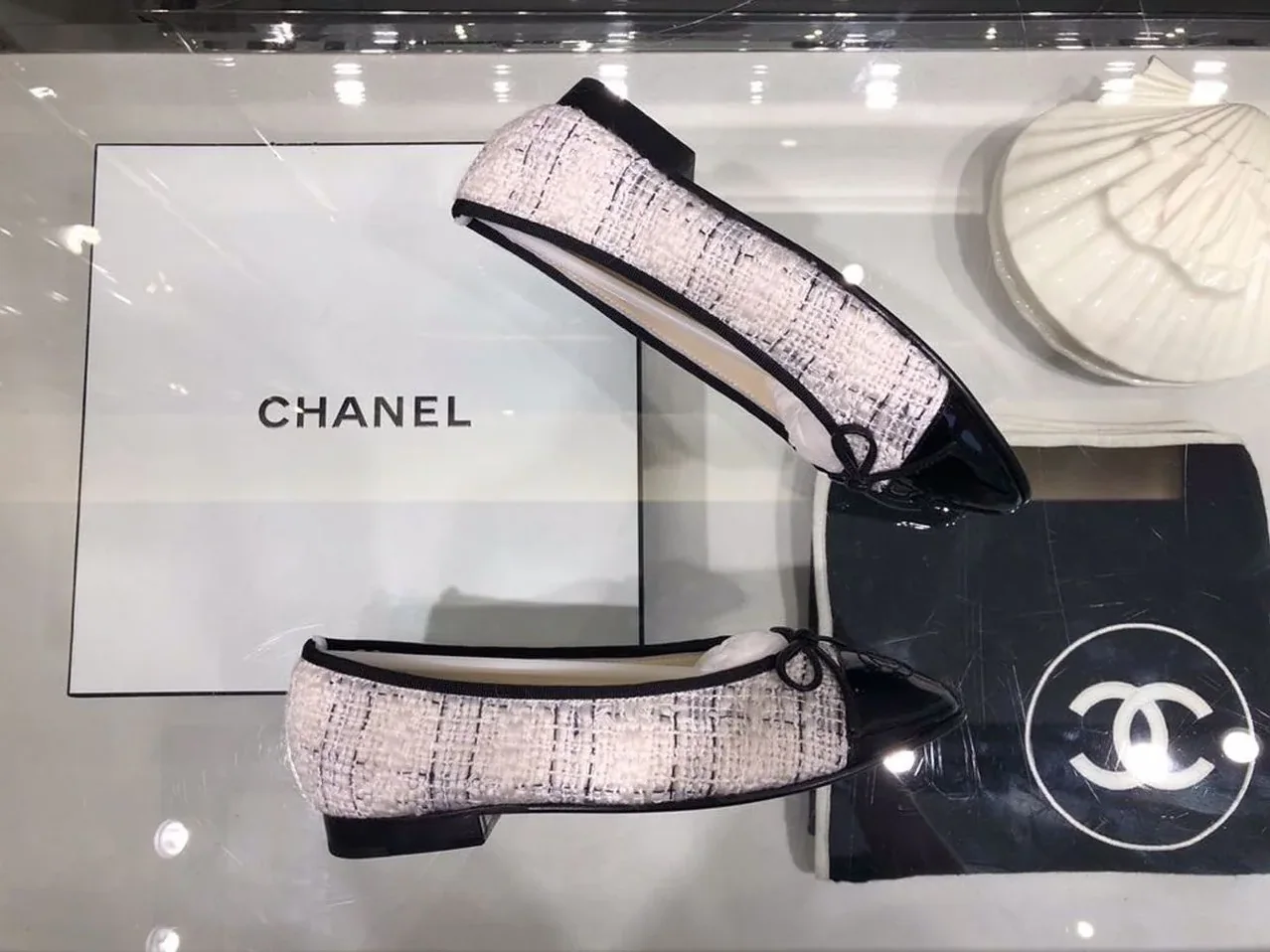 Chanel Ballerina Flats Tweed & Grosgrain Calfskin Leather Fall in Winter Collection Grey/Black