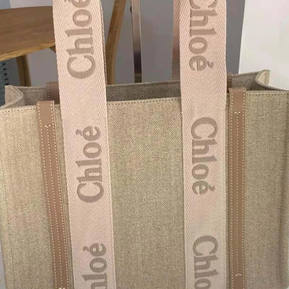 Chloe Medium Woody Tote Bag for Women in Beige Chloe Medium Woody Tote Bag for Women in Beige