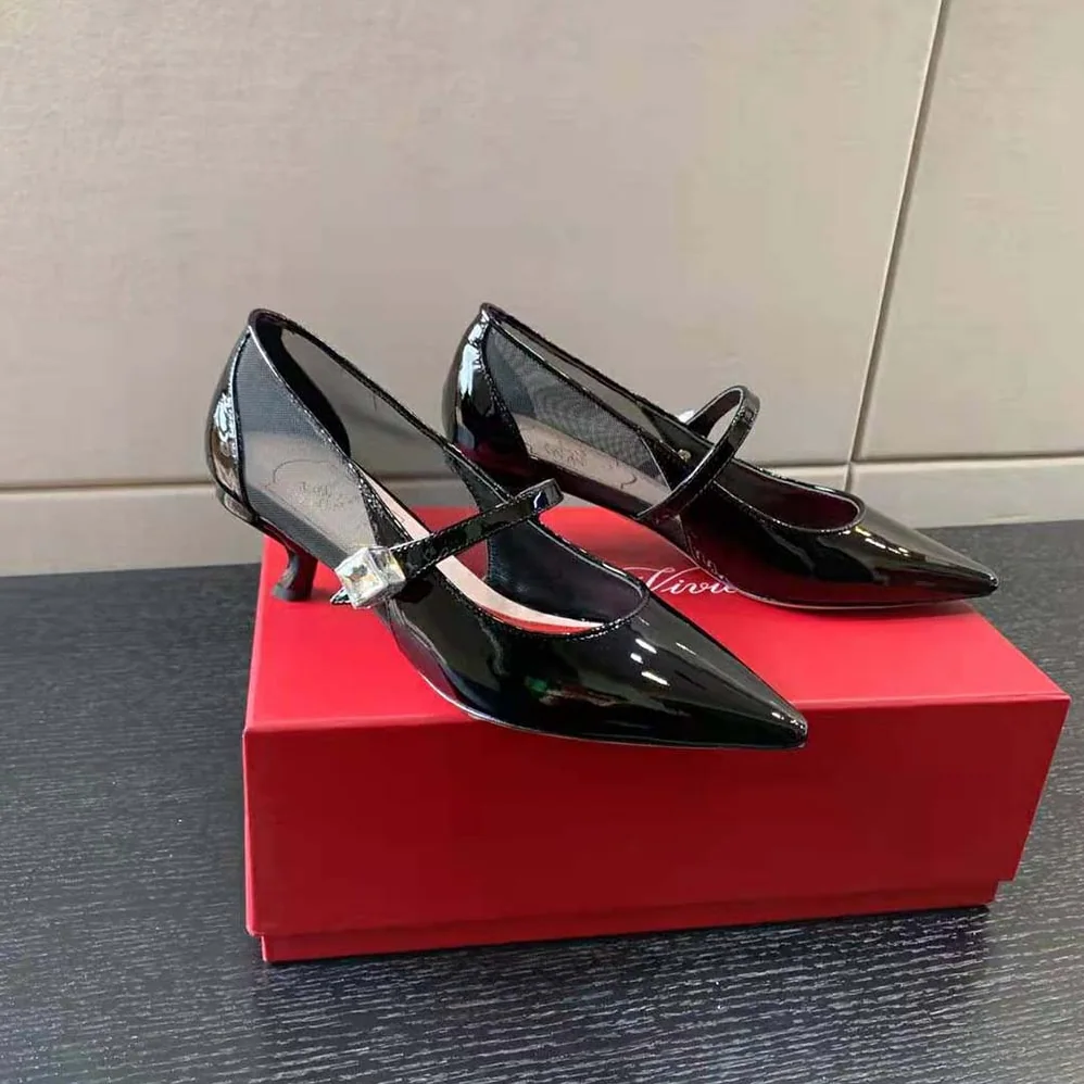 Roger Vivier Virgule Babies Pumps in Patent Leather for Women in Black