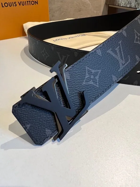 Louis Vuitton Shake Reversible LV Belt Monogram Eclipse Canvas Black Metal hardware Louis Vuitton Shake Reversible LV Belt Monogram Eclipse Canvas Black Metal hardware