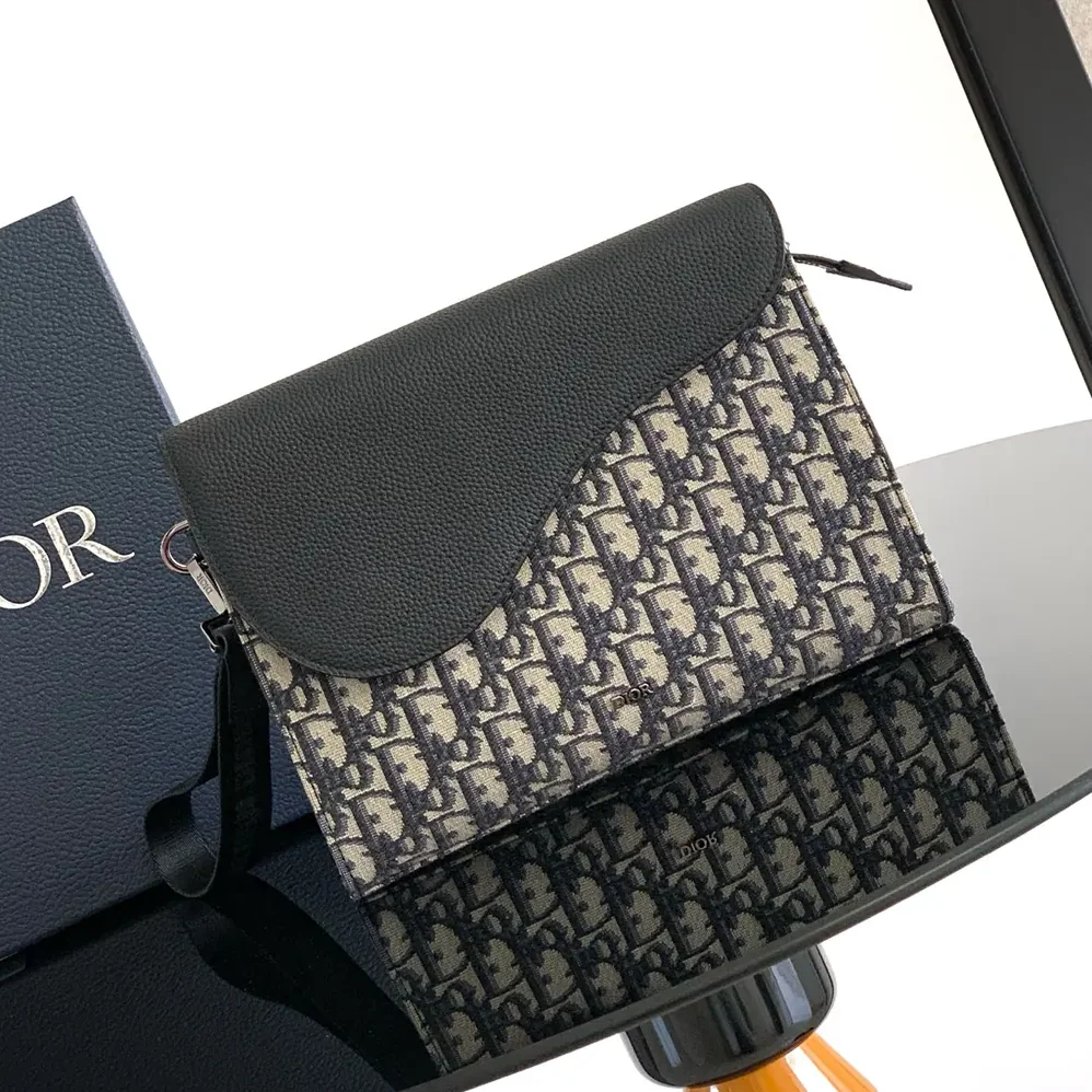 Dior Saddle A5 Triangle Pouch Beige and Black Dior Oblique Jacquard with Black Grained Calfskin for Men Dior Saddle A5 Triangle Pouch Beige and Black Dior Oblique Jacquard with Black Grained Calfskin for Men