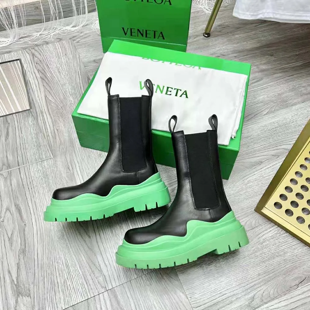 Bottega Veneta Tire Chelsea Boot in Vegetally-Tanned Leather for Unisex in Green Bottega Veneta Tire Chelsea Boot in Vegetally-Tanned Leather for Unisex in Green
