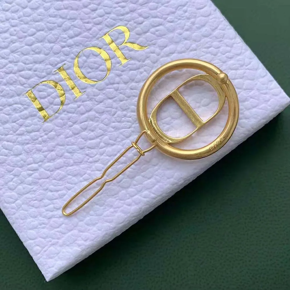 Dior 30 Montaigne Barrette Gold for Women in Finish Metal Dior 30 Montaigne Barrette Gold for Women in Finish Metal