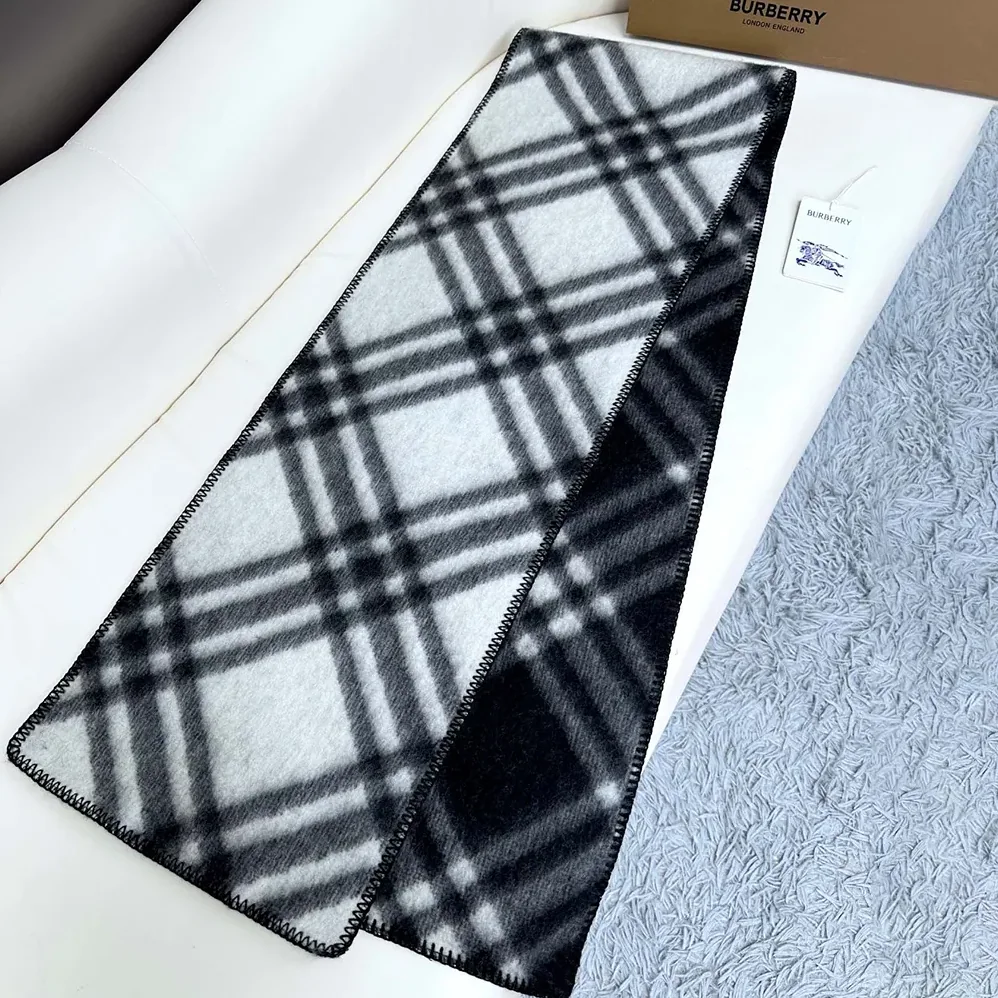Burberry Check Wool Scarf for Unisex in Black