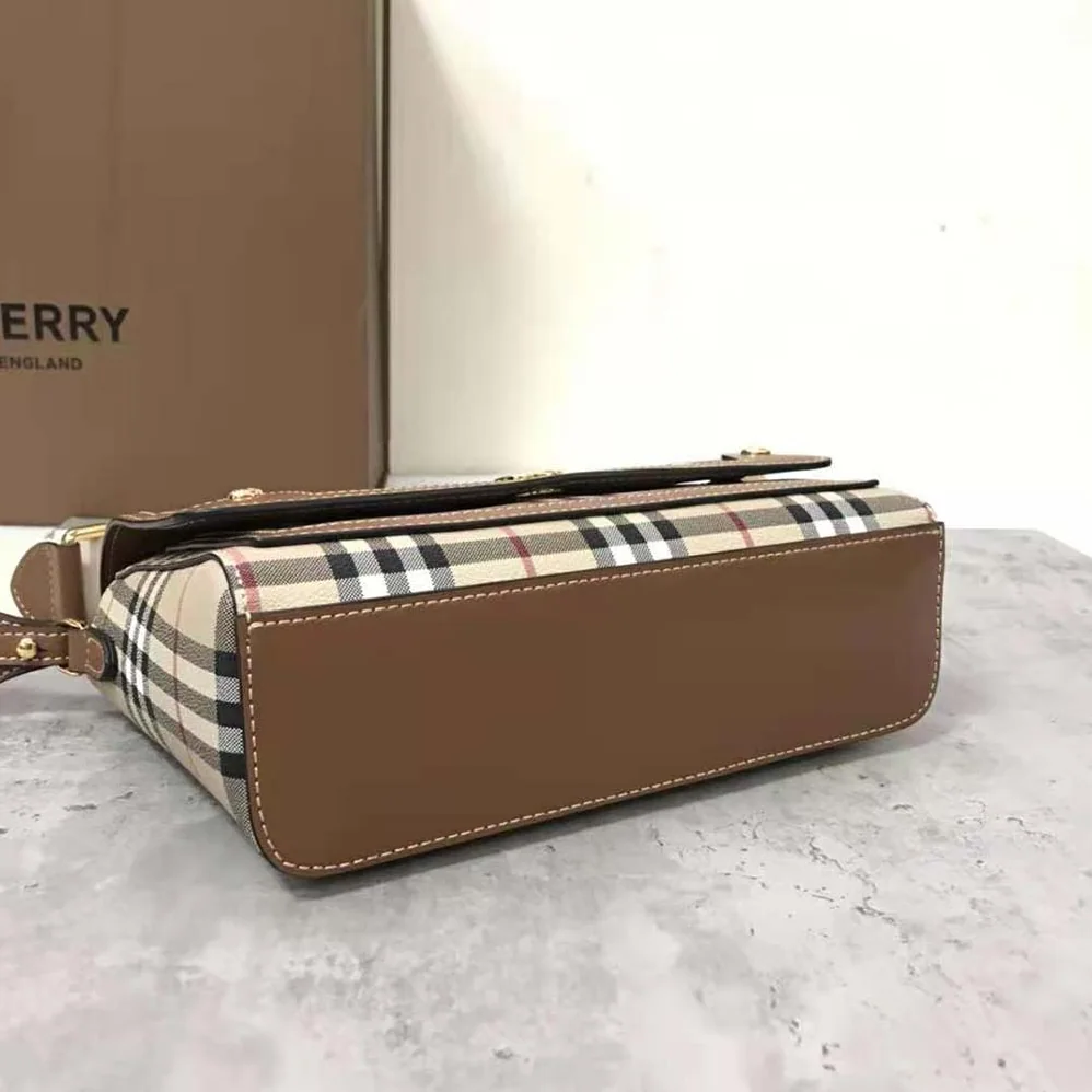 Burberry Note Bag with Logo for Women in engraved Studs