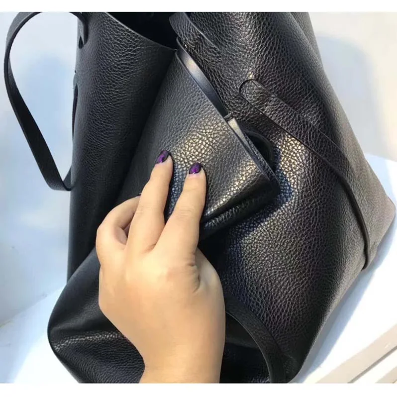 Balenciaga Everyday Tote M Calfskin with Handles in Black Balenciaga Everyday Tote M Calfskin with Handles in Black