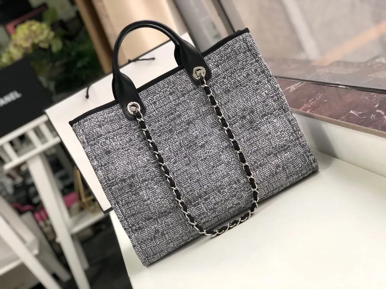 Chanel Deauville Tote Bag in Raffia Canvas, Black/White , /