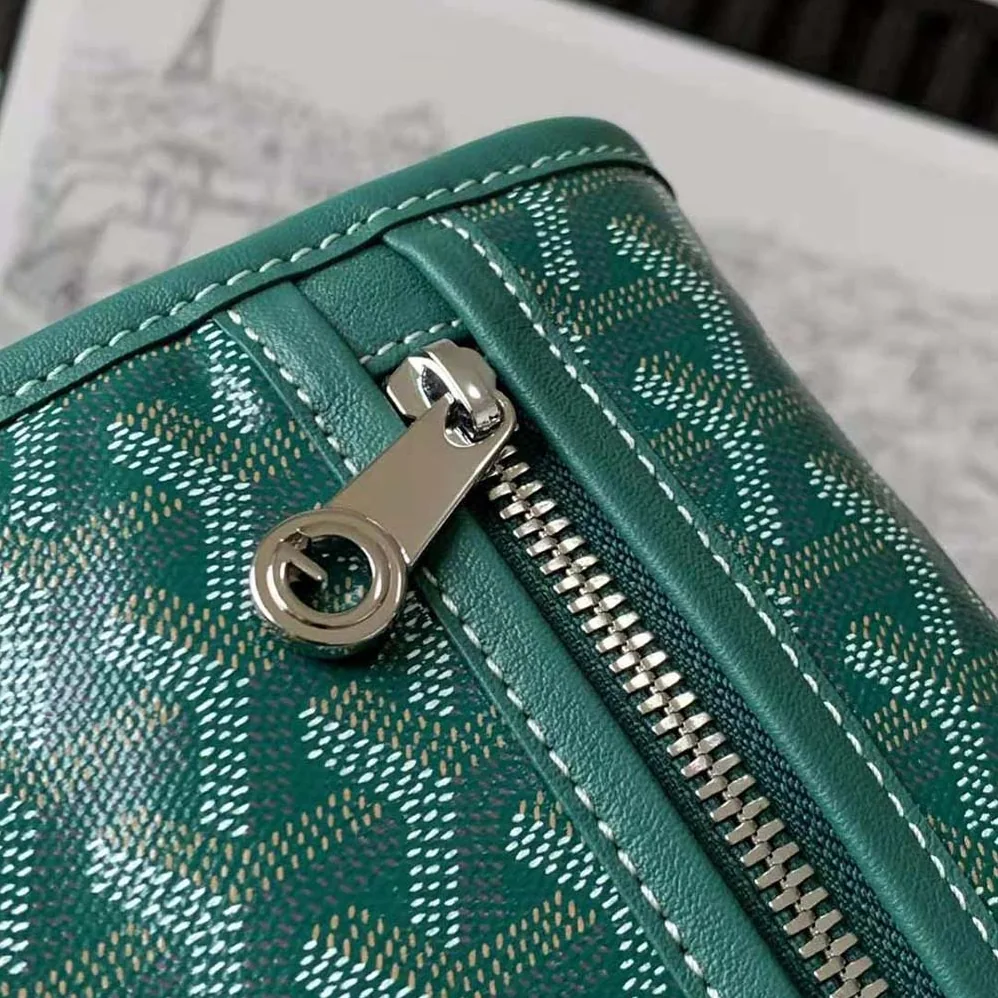Goyard Saint Léger Backpack in Goyardine Canvas & Chevroches Calfskin for Women in Green Goyard Saint Léger Backpack in Goyardine Canvas & Chevroches Calfskin for Women in Green