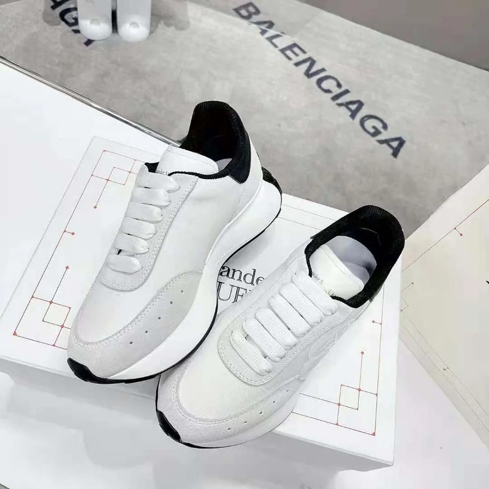 Alexander Mcqueen Sprint Runner in Calf Leather for Unisex in White/Black Alexander Mcqueen Sprint Runner in Calf Leather for Unisex in White/Black