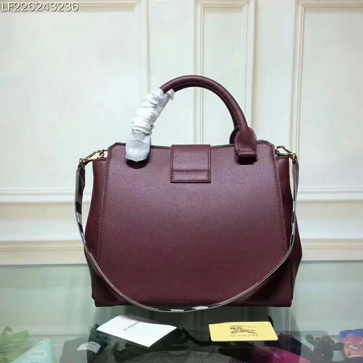 Burberry Medium Buckle Tote in Grainy Leather in Maroon