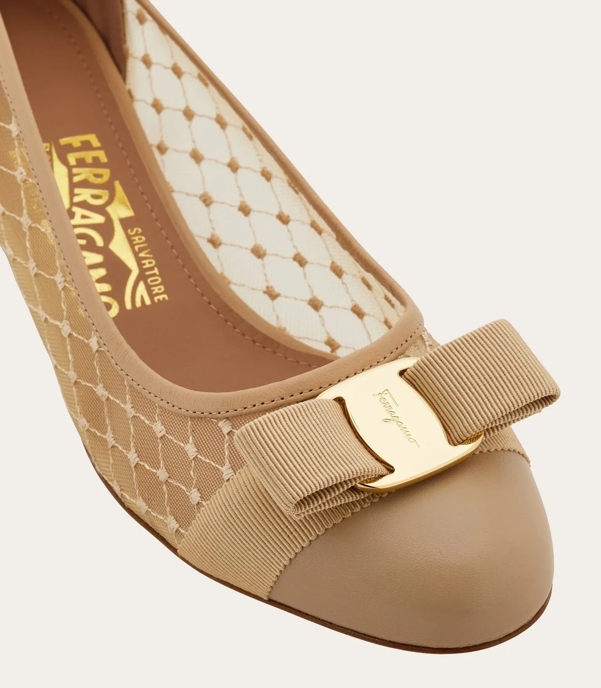 Ferragamo Vara Pump Beige 01J562