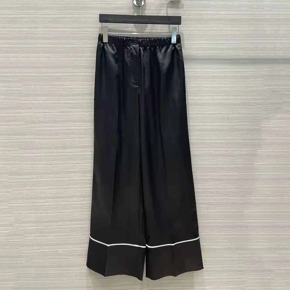 Prada Twill Pants Stand out for Their Refined Allure for Women in Black Prada Twill Pants Stand out for Their Refined Allure for Women in Black