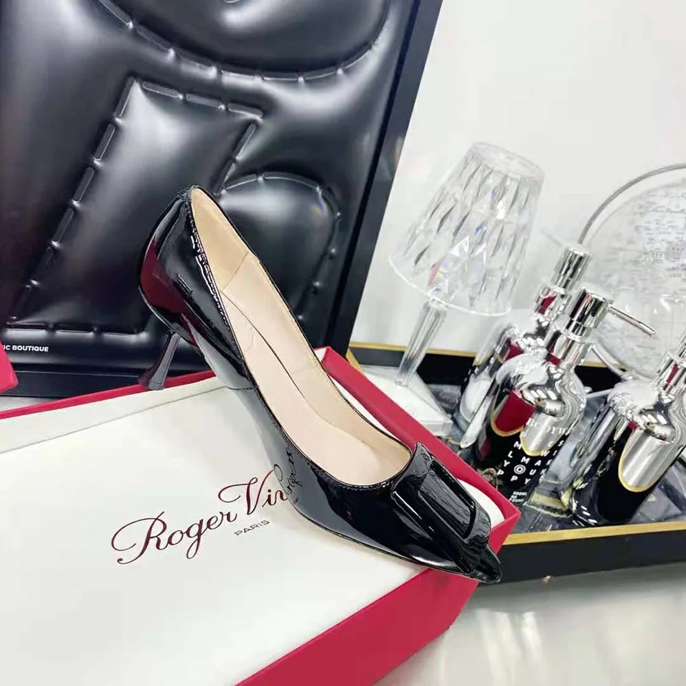 Roger Vivier Viv In The City Pumps in Patent Leather for Women in Black Roger Vivier Viv In The City Pumps in Patent Leather for Women in Black