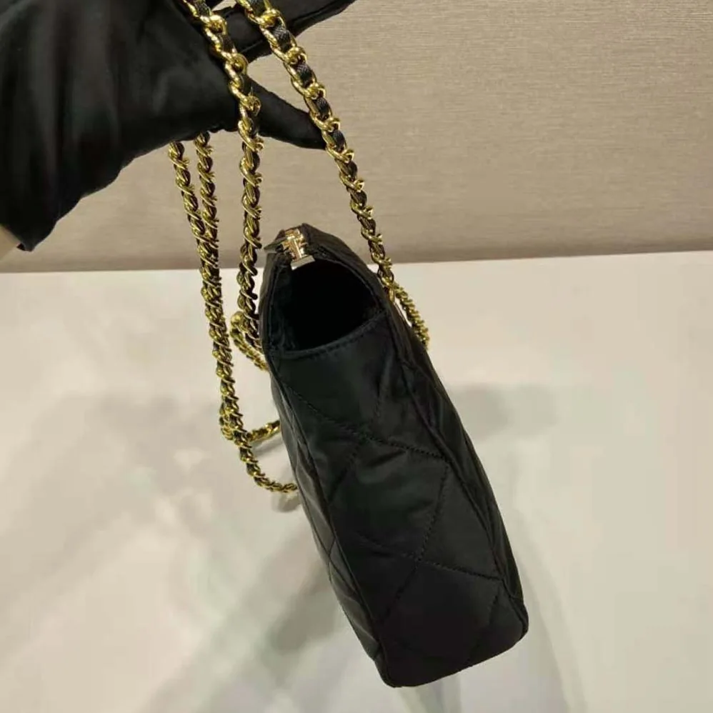 Prada Re-Edition 1995 Chaîne Re-Nylon Tote Bag for Women in Black Prada Re-Edition 1995 Chaîne Re-Nylon Tote Bag for Women in Black