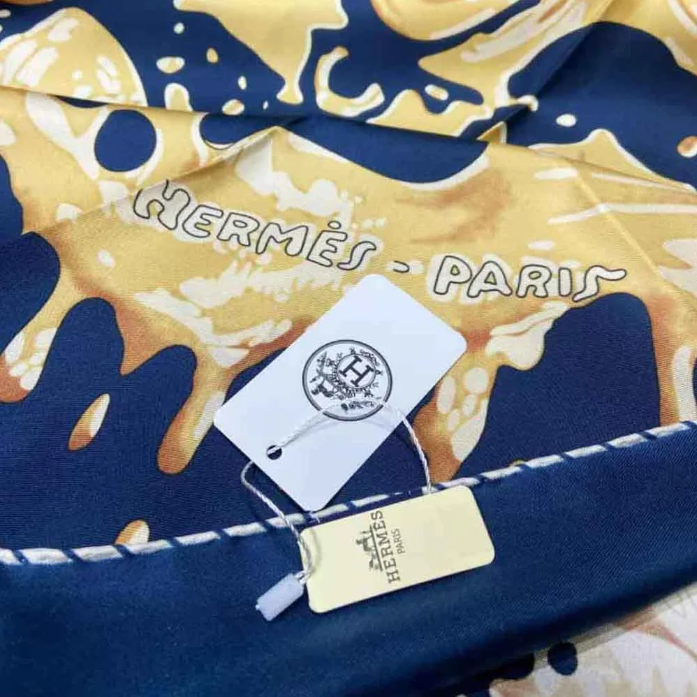 Hermes Peinture Fraiche Scarf 45 in Silk Twill with Hand for Women in Rolled Edges