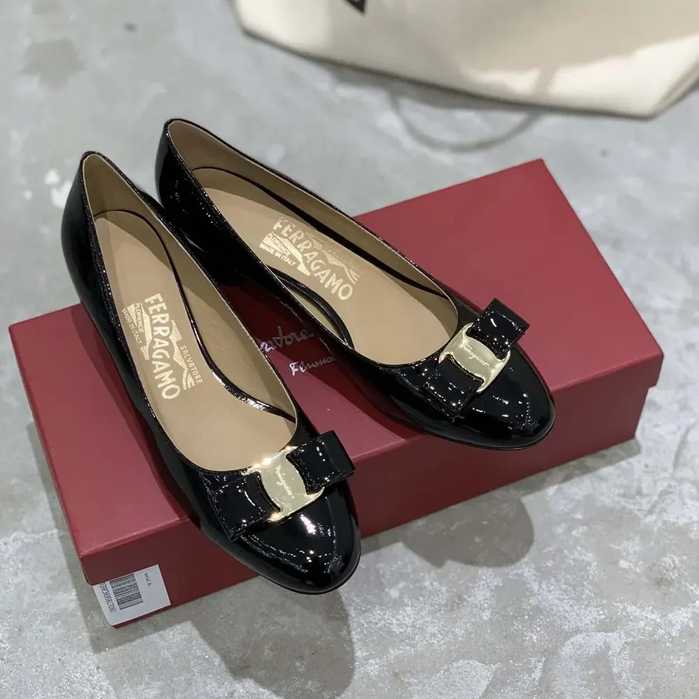 Salvatore Ferragamo Vara Pump for Women in Black Salvatore Ferragamo Vara Pump for Women in Black