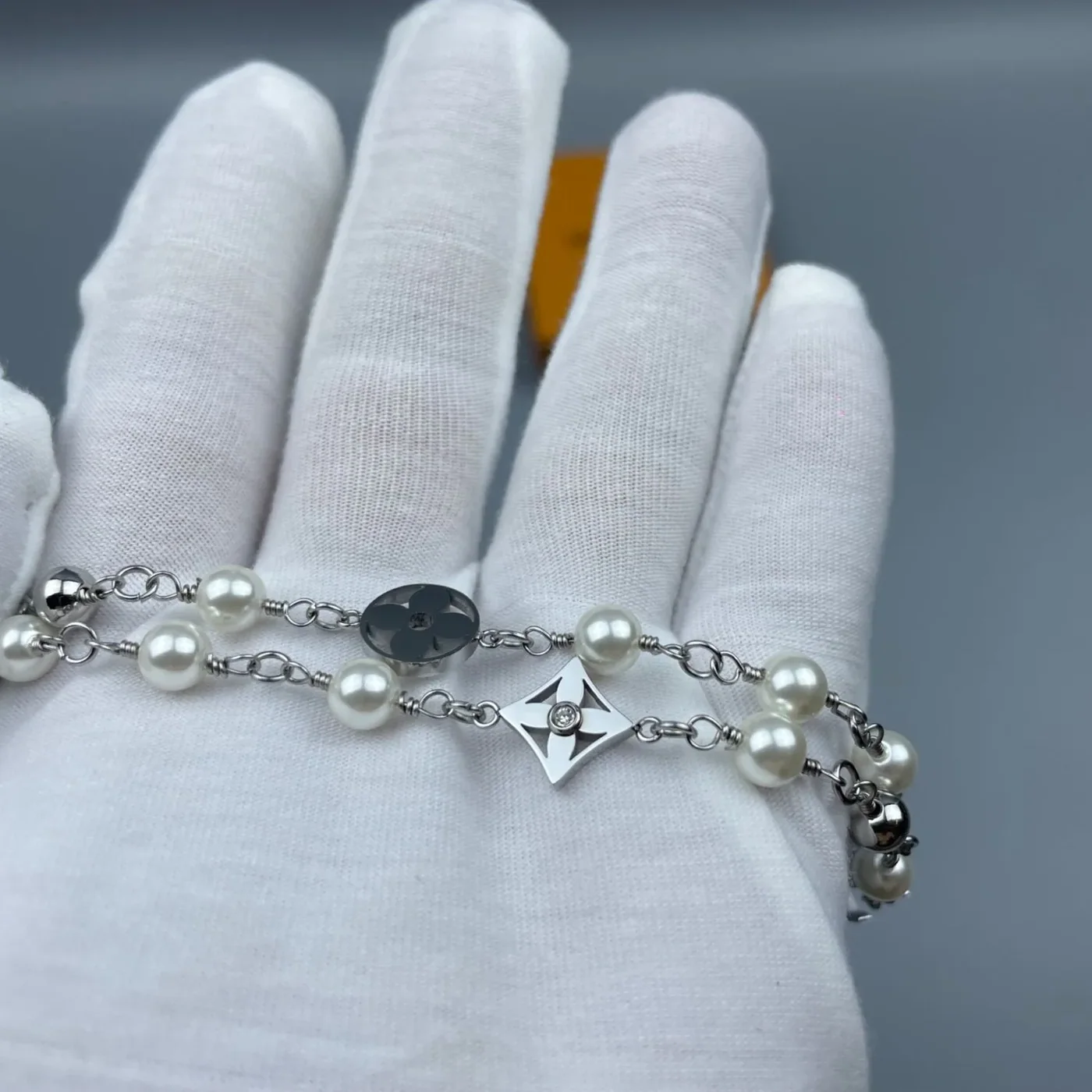 Louis Vuitton Pearls Necklace Silver / Louis Vuitton Pearls Necklace Silver /