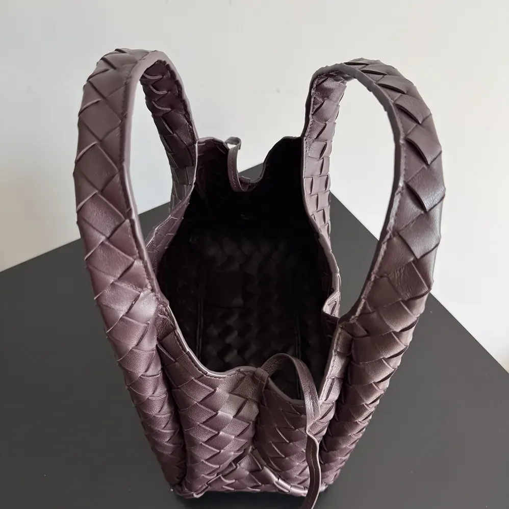 Bottega Veneta Small Campana for Women in Bordeaux Bottega Veneta Small Campana for Women in Bordeaux