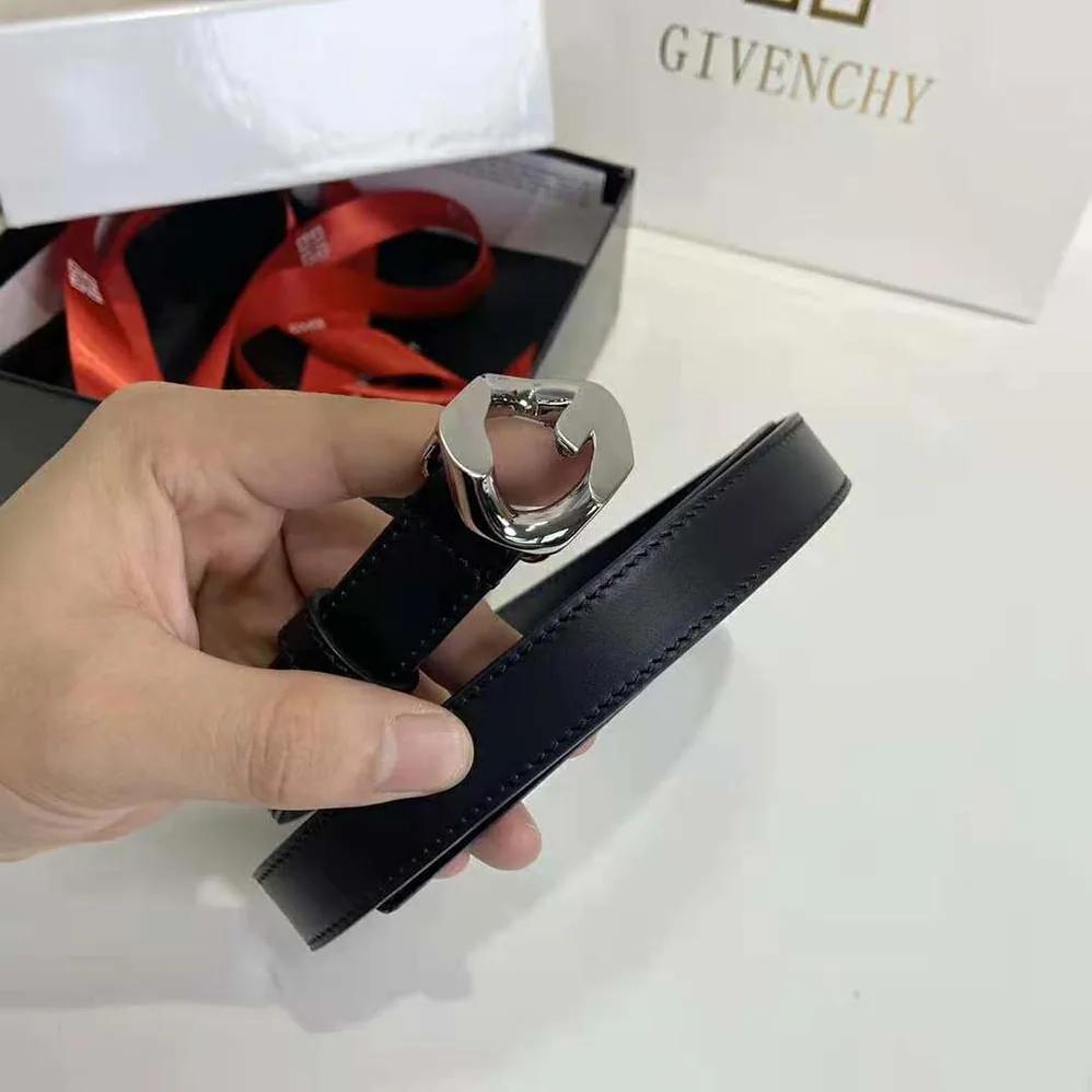 Givenchy G Chain Buckle Thin Reversible Belt in Smooth Leather for Women in Silver Givenchy G Chain Buckle Thin Reversible Belt in Smooth Leather for Women in Silver