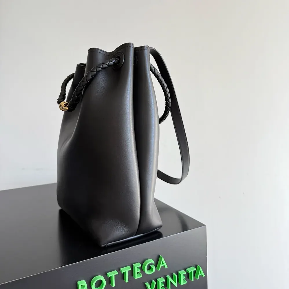 Bottega Veneta Andiamo Bucket in Silky Calf Leather for Women in Black