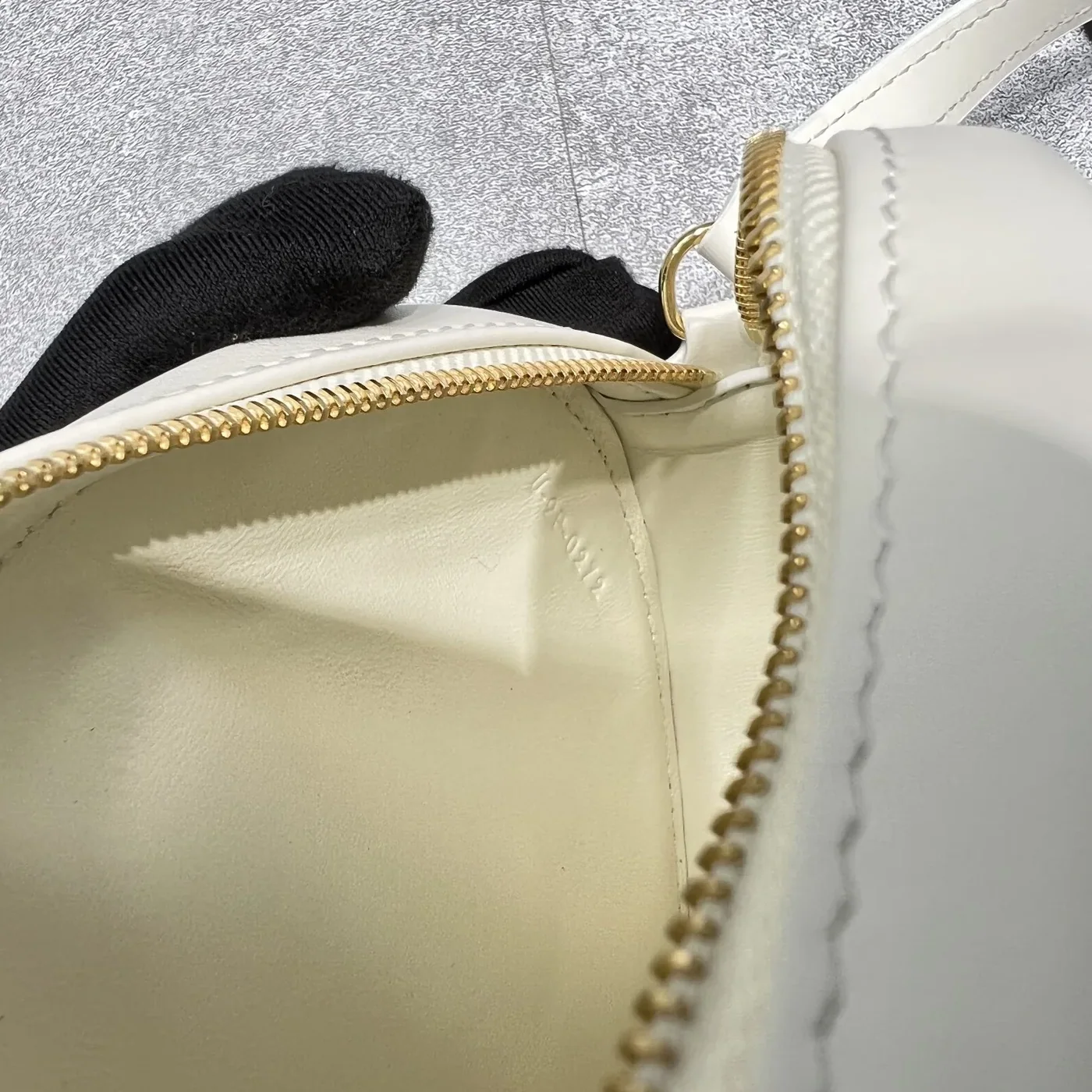 Celine Crossbody Oval Purse Cuir Triomphe White / Celine Crossbody Oval Purse Cuir Triomphe White /