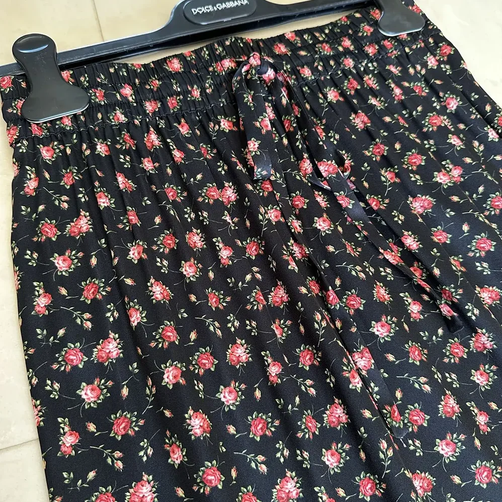Dolce Gabbana D&G Small Rose for Women in Print Skirt With Flounce