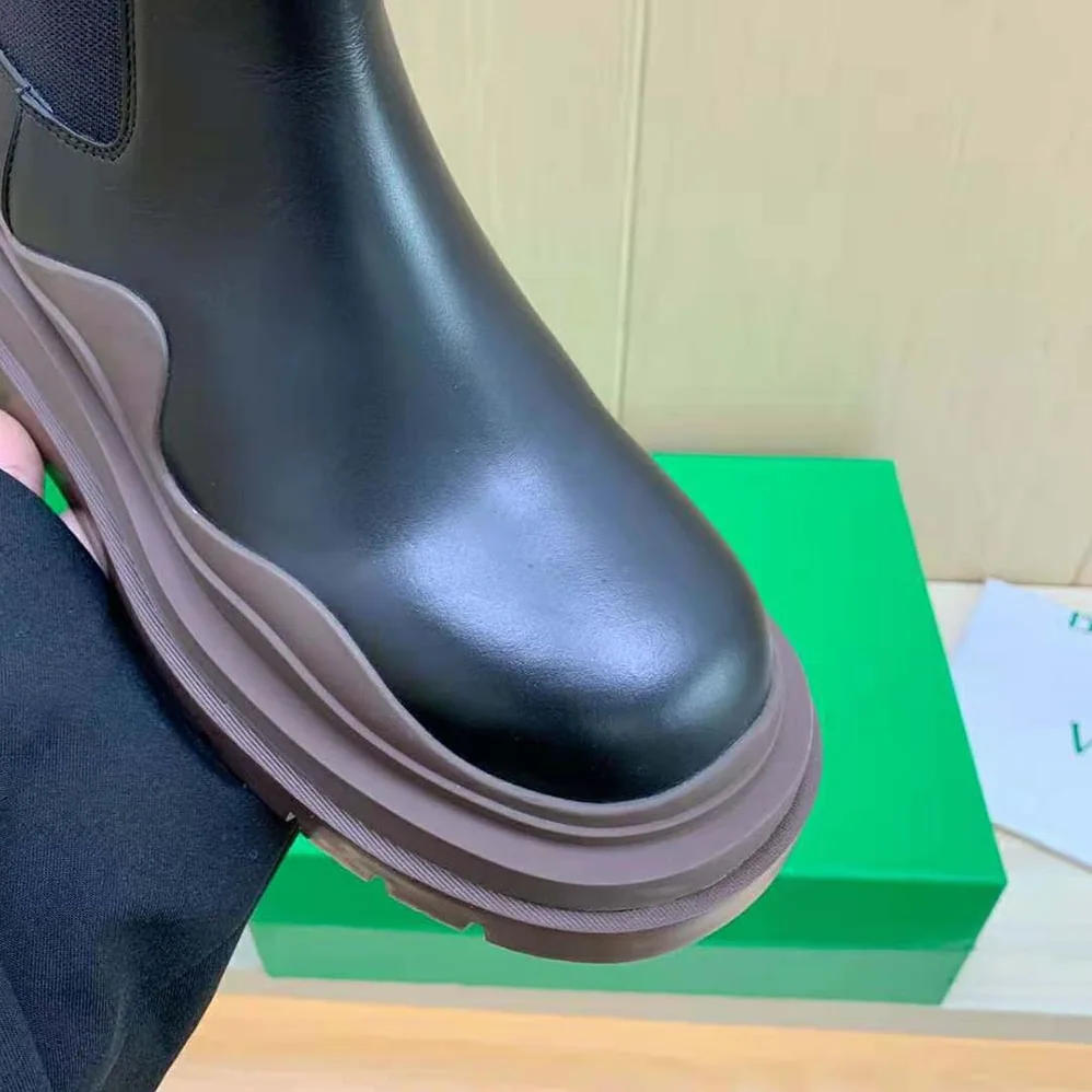 Bottega Veneta Tire Chelsea Boot in Calfskin Leather for Unisex in Maroon Bottega Veneta Tire Chelsea Boot in Calfskin Leather for Unisex in Maroon