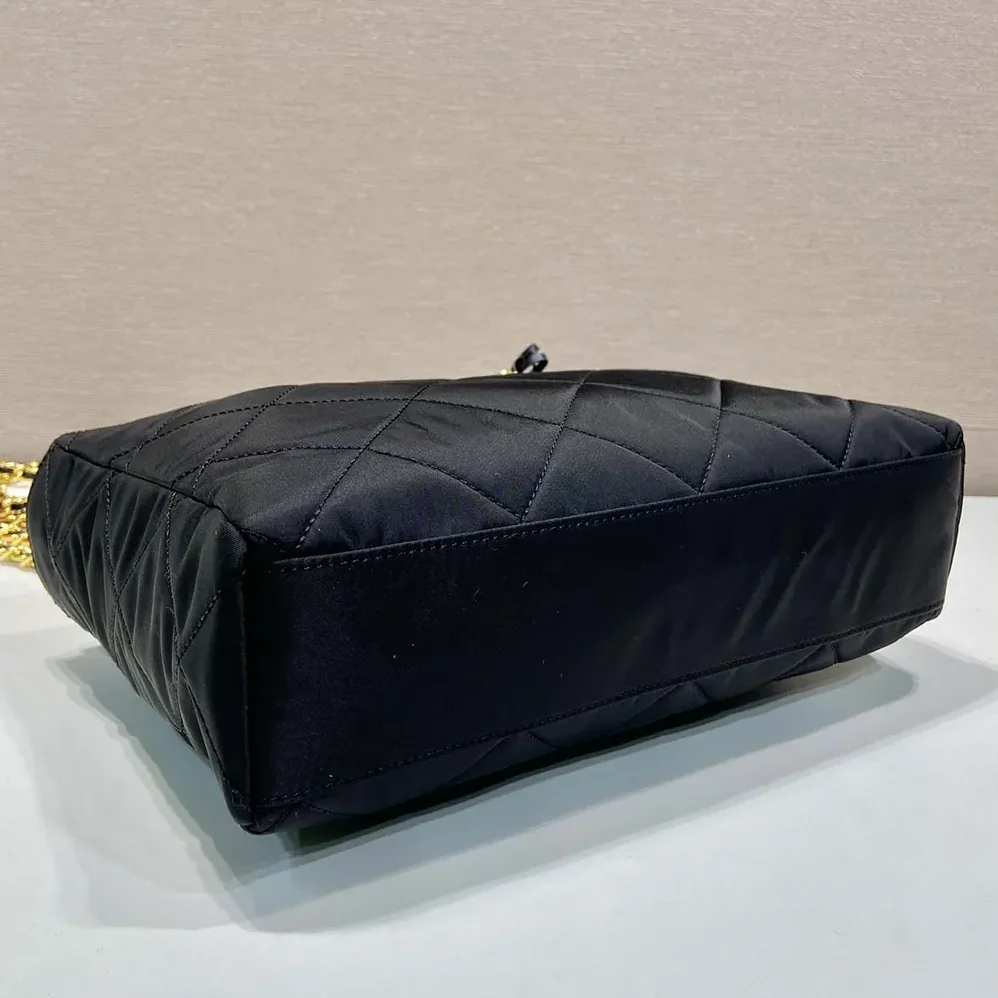Prada Prada Re-Edition 1995 Chaîne Medium Re-Nylon Tote Bag for Women in Black Prada Prada Re-Edition 1995 Chaîne Medium Re-Nylon Tote Bag for Women in Black