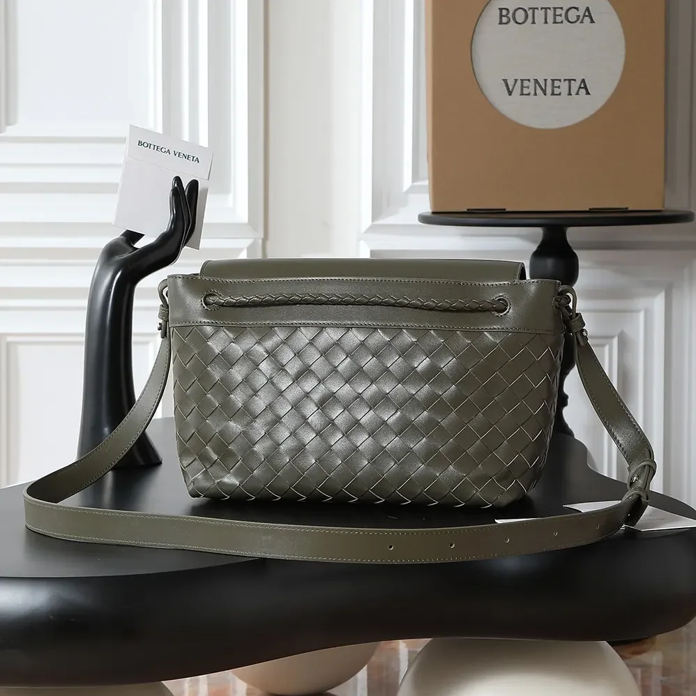Bottega Veneta Small Andiamo Messenger for Unisex in Dark Green Bottega Veneta Small Andiamo Messenger for Unisex in Dark Green