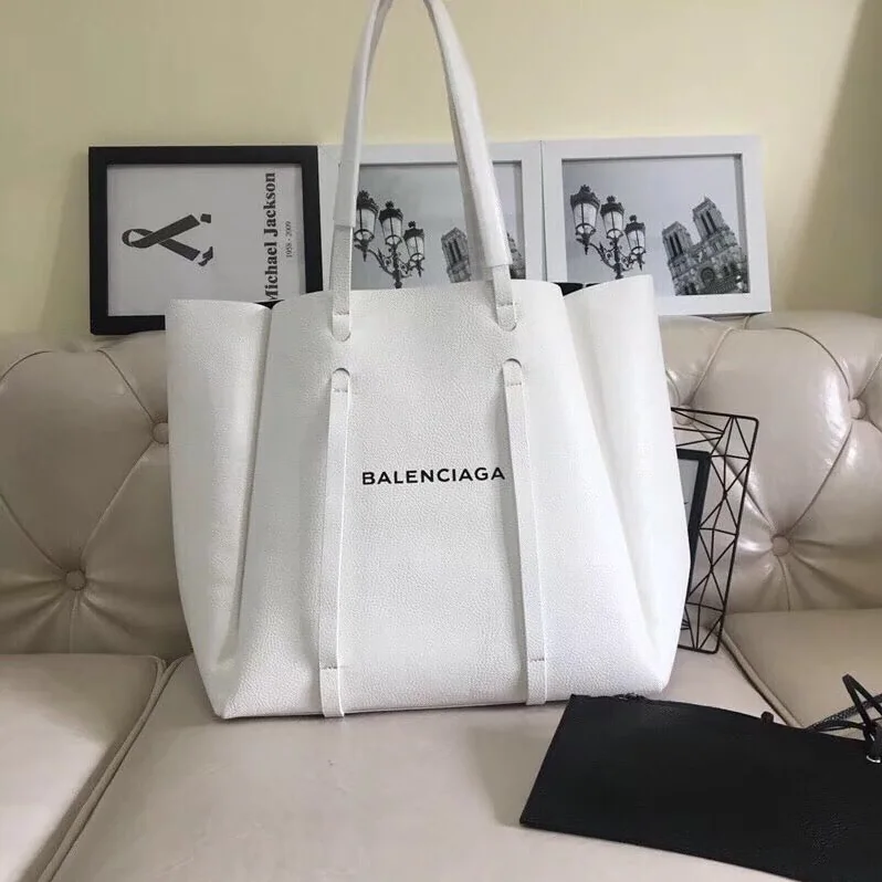 Balenciaga Everyday Tote M Calfskin with Handles in White Balenciaga Everyday Tote M Calfskin with Handles in White