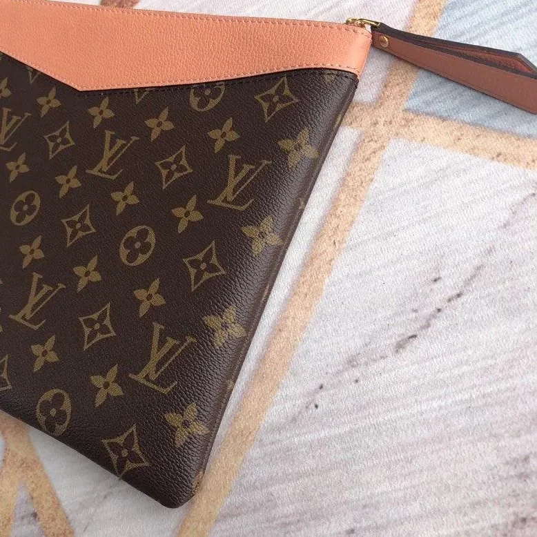 Louis Vuitton Daily Pouch Bag Monogram Canvas Light Pink / LV
