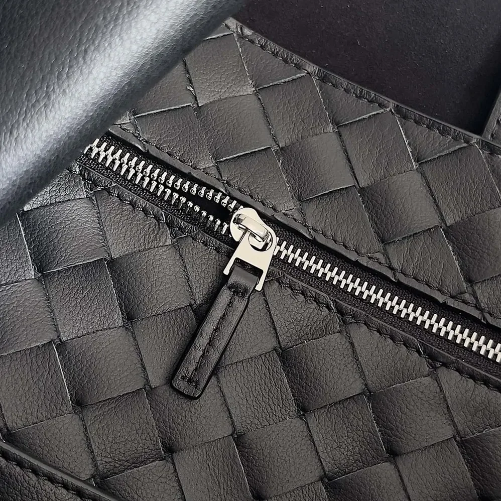 Bottega Veneta Large Andiamo in Silky Calf Leather for Women in Black/Silver