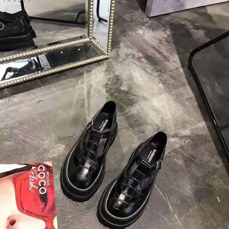 Burberry Embossed Leather T-Bar Shoes Crocodile-Effect Embossed for Women in Black Burberry Embossed Leather T-Bar Shoes Crocodile-Effect Embossed for Women in Black