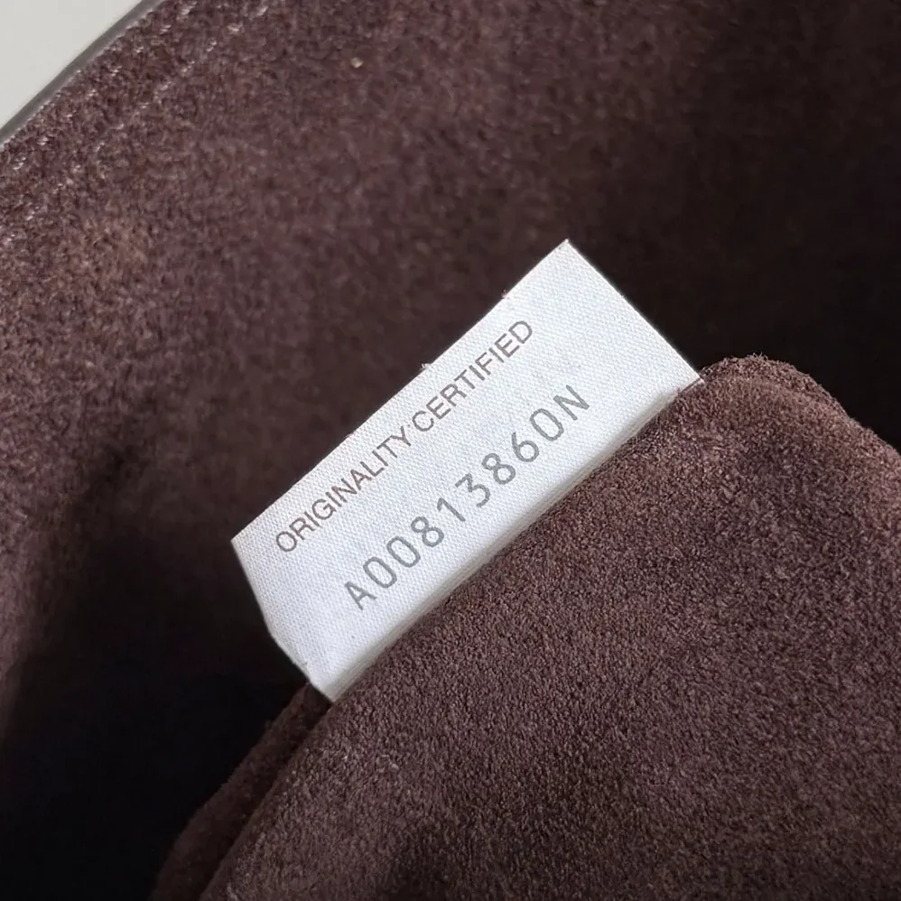 Bottega Veneta Andiamo Bucket in Silky Calf Leather for Women in Chocolate Bottega Veneta Andiamo Bucket in Silky Calf Leather for Women in Chocolate