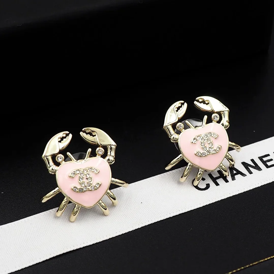 Chanel Crab Heart Pink Earring Gold in Toned