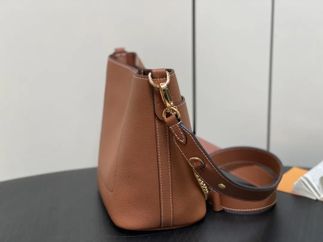 Louis Vuitton Lock and Walk Brown / Louis Vuitton Lock and Walk Brown /