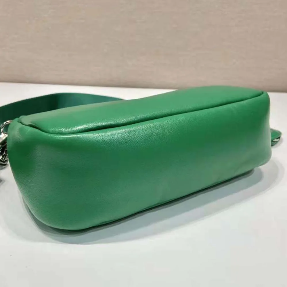 Prada Padded Nappa-Leather Prada Re-Edition 2005 Shoulder Bag for Women in Green Prada Padded Nappa-Leather Prada Re-Edition 2005 Shoulder Bag for Women in Green