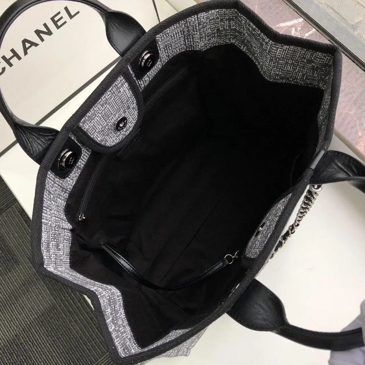 Chanel Deauville Tote Bag in Raffia Canvas, Black/White , /