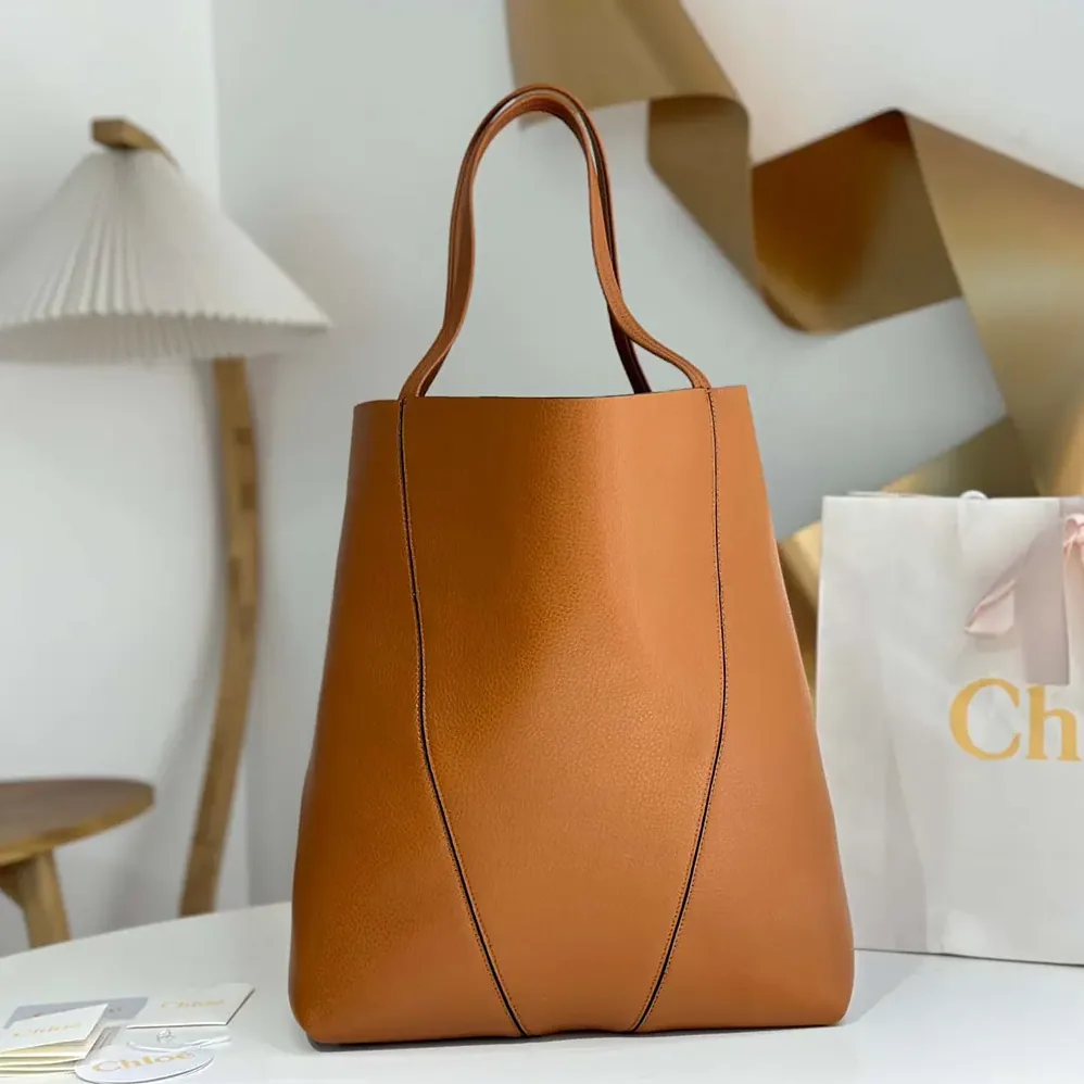 Chloe Large Chloé Spin Tote Bag in Grained Leather for Women in Brown