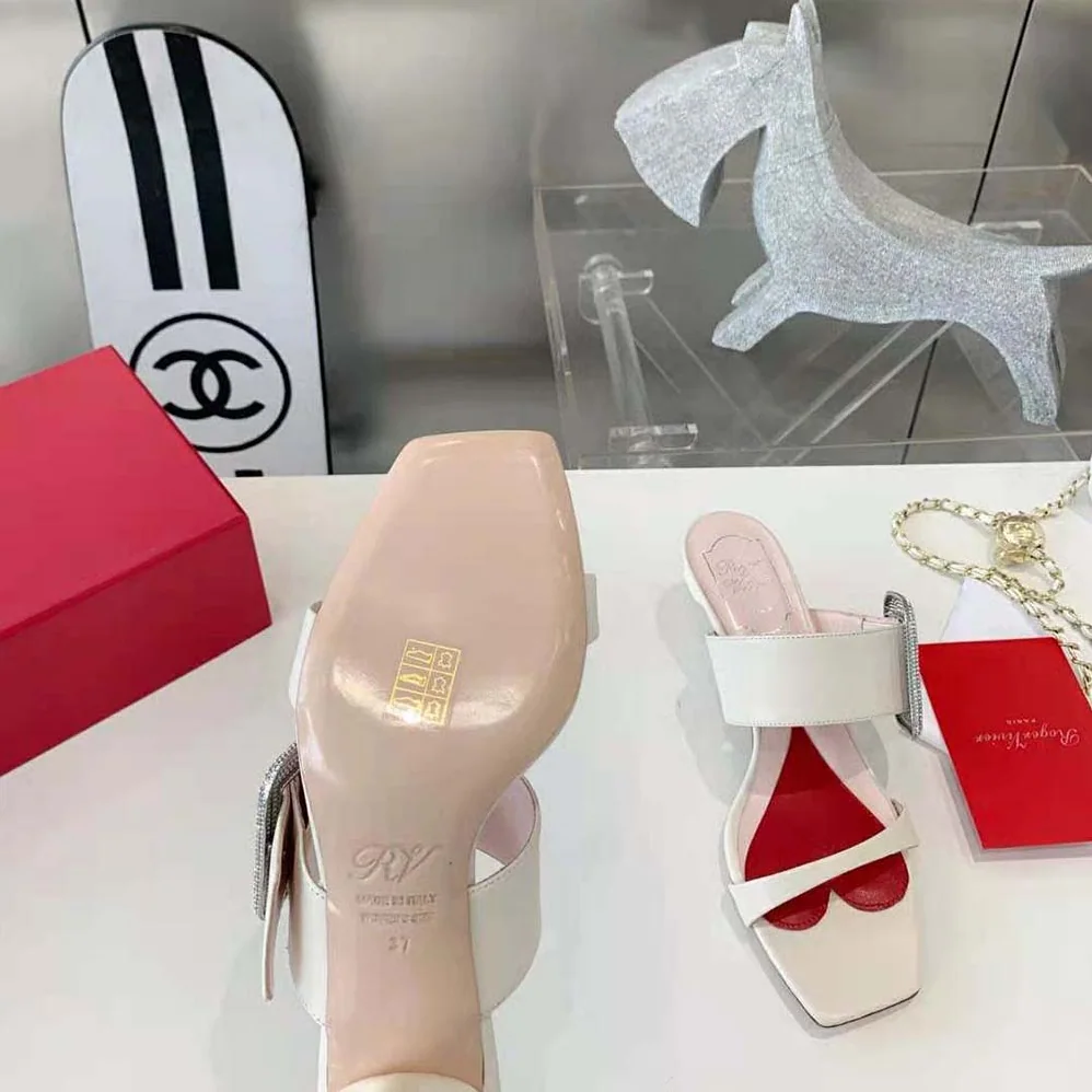 Roger Vivier Viv Choc Side Strass Buckle Mules in Leather for Women in White