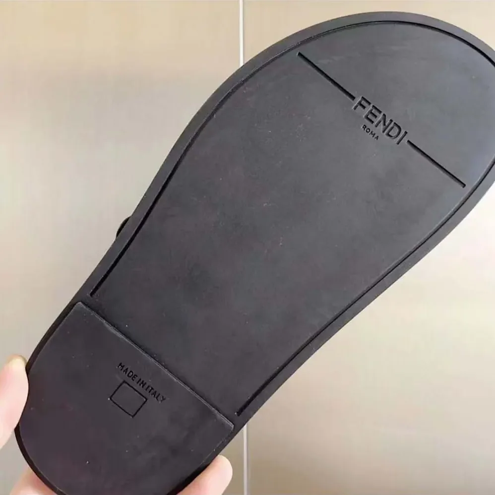 Fendi Feel Black Leather Slides for Unisex