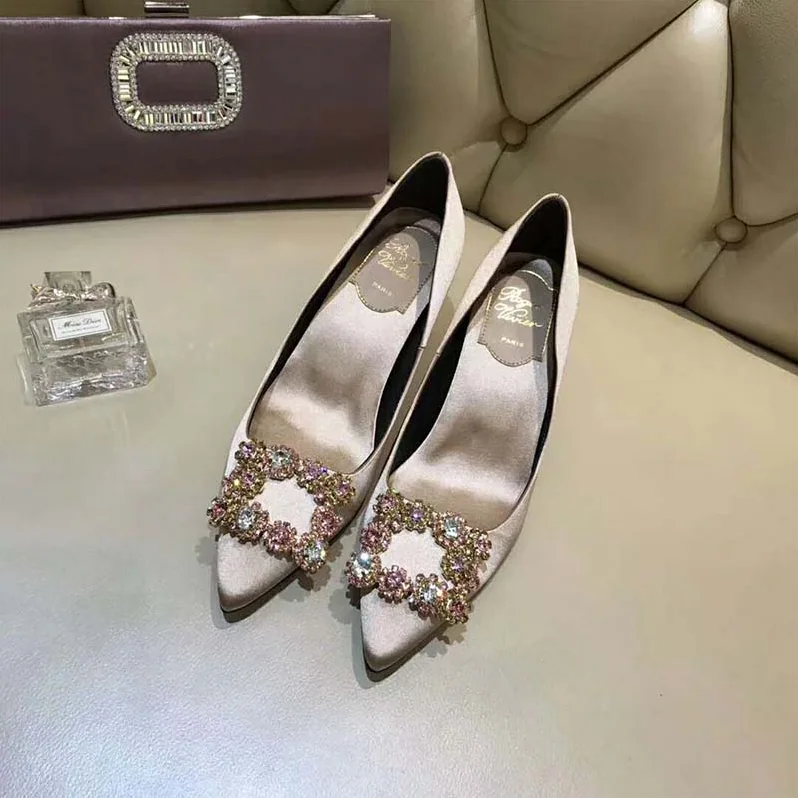 Roger Vivier Silk Flower Strass Pumps 65mm Heel for Women in Gold Roger Vivier Silk Flower Strass Pumps 65mm Heel for Women in Gold