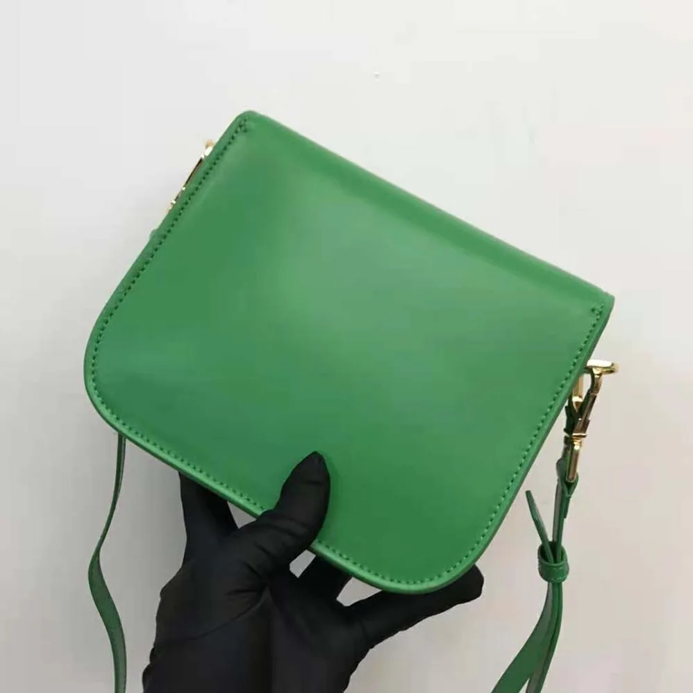 Burberry Leather Small Elizabeth Bag for Women in Green Burberry Leather Small Elizabeth Bag for Women in Green