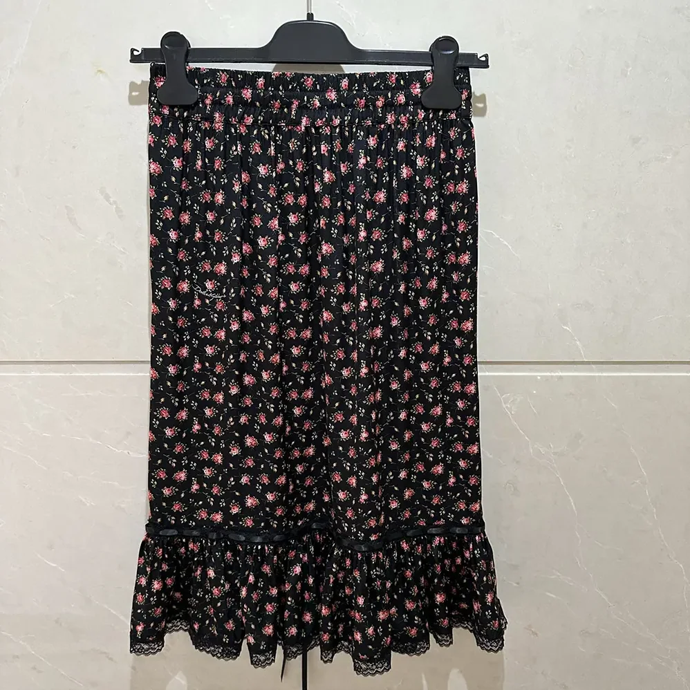 Dolce Gabbana D&G Small Rose for Women in Print Skirt With Flounce